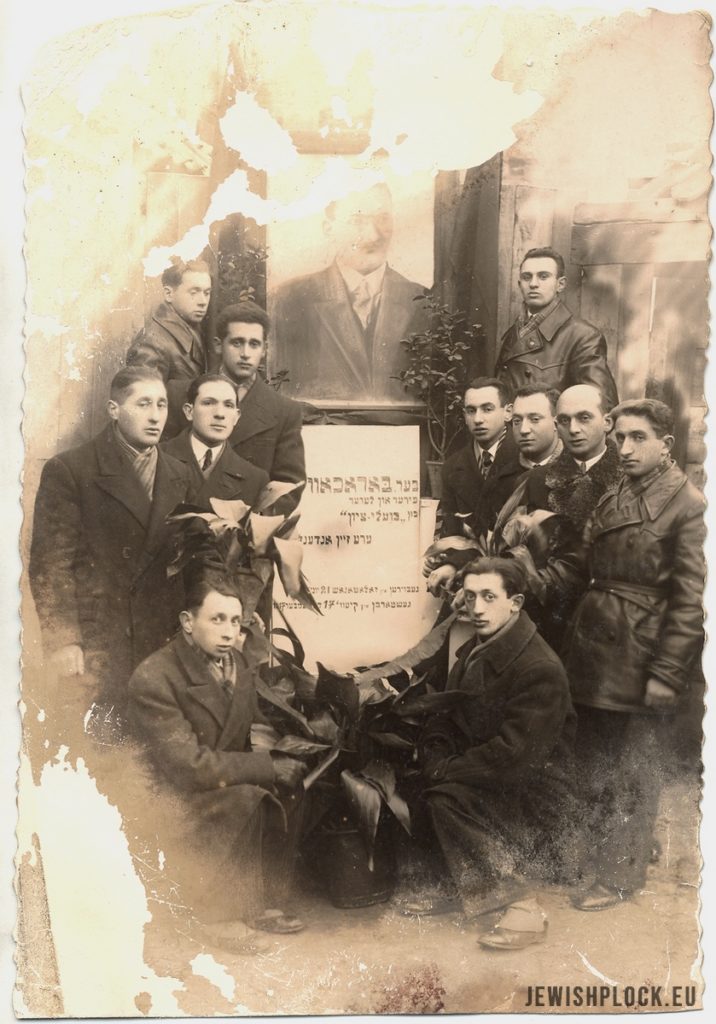 Members of Poale Zion by the portrait of Dow Ber Borochow, before 1933 (photo from the collection of the Emanuel Ringelblum Jewish Historical Institute in Warsaw), JewishPlock.eu