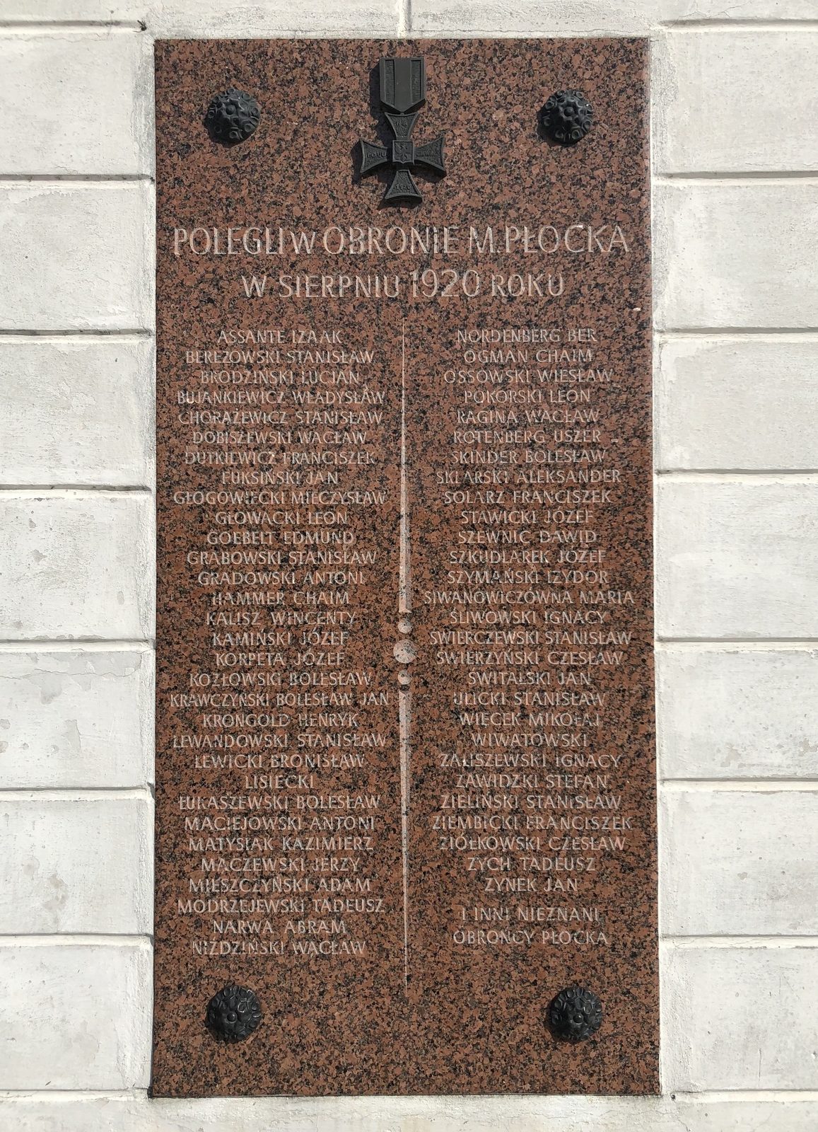 A plaque commemorating people killed in the defense of Płock in August 1920 on the guard house building (4 Tumska Street). Among the many mentioned persons, one can find the names of Jews of Płock: Izaak Assante, Chaim Hammer, Abram Narwa, Ber Nordenberg, Chaim Ogman, Uszer Rotenberg and Dawid Szenwic, JewishPlock.eu