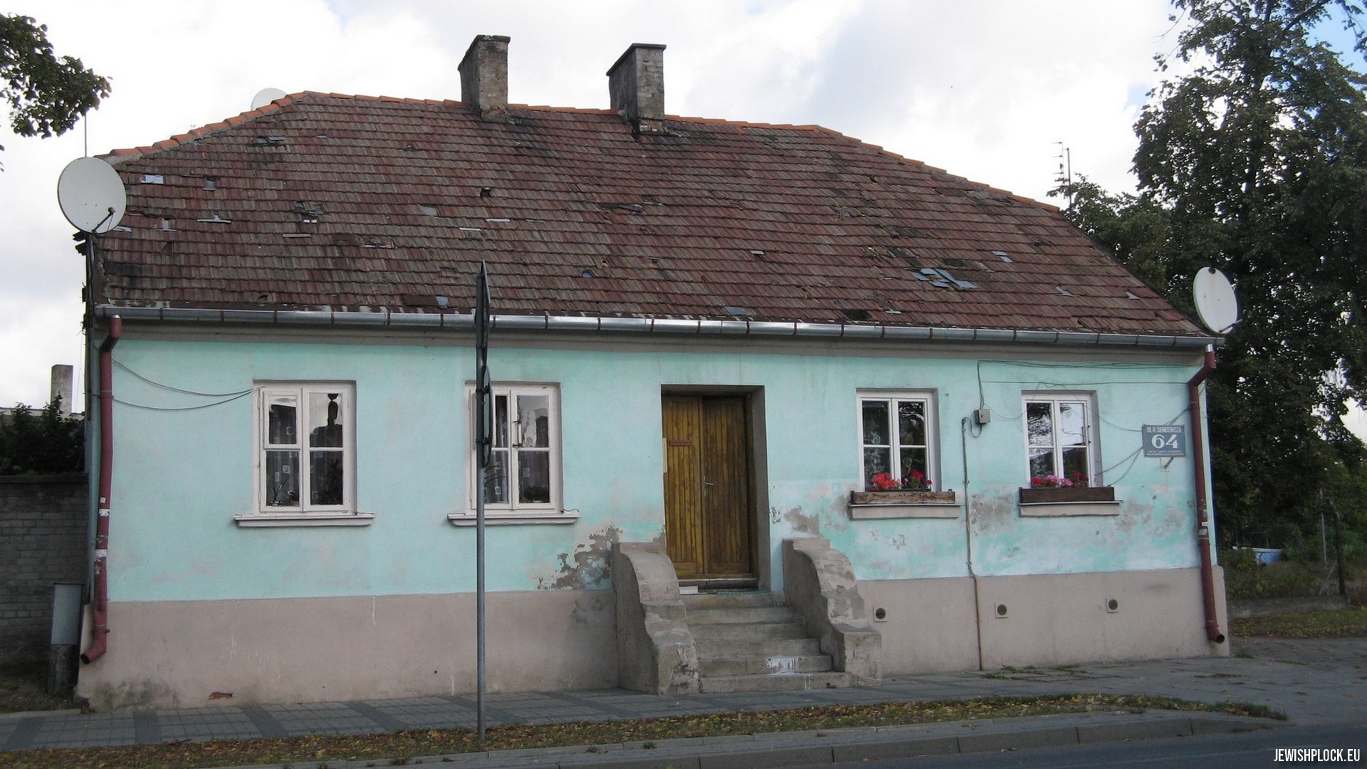 The walls of this small building witnessed great love and paralyzing fear. The municipality of Płock must save it.