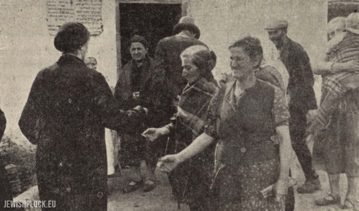 Kobiety proszące o jałmużnę w pobliżu cmentarza żydowskiego przy obecnej ulicy Mickiewicza (źródło: "Plock. Paginas de Historia de la Vida Judia de Allende el Mar", ed. Sociedad de Residentes de Plocken la Argentina, Buenos Aires 1945)