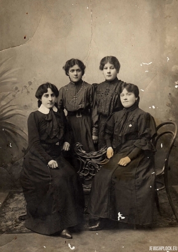 Hugra Maleńka (z lewej) w towarzystwie trzech niezidentyfikowanych kobiet (prawdopodobnie swoich sióstr), Płock, przed 1918 r.