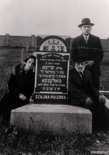Hersz Icek Arbajter i Hugra Arbajter oraz Chaim Mordka Maleńki przy grobie Szajny Maleńki z domu Lis na cmentarzu żydowskim przy ulicy Mickiewicza w Płocku, 1928 rok
