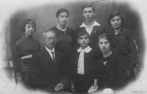 Rodzina Bieżuńskich: (stoją od lewej) Chaja Sura, Syma, Izrael, Nauma, (siedzą od lewej) Chiel, Aron i Ruchla, Płock, 1934 rok