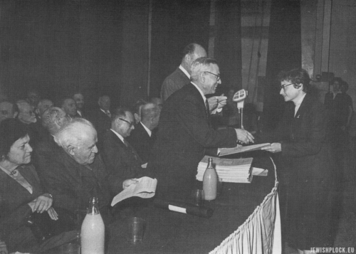 Nauma otrzymuje dyplom doktora w Jerozolimie. Siedzą w pierwszym rzędzie (od lewej) Paula Ben Gurion i David Ben Gurion