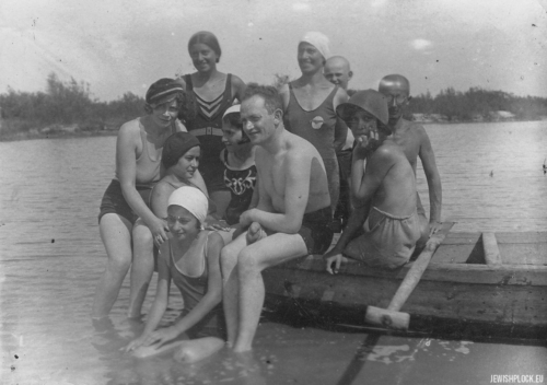 Syma z matką Ruchlą i ojcem Chielem oraz krewnymi nad Wisłą, lata 20. XX wieku