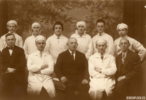Pracownicy cukierni. Stoją od lewej do prawej: 4 nieznane osoby, Abram Sztutman i Eliasz Kruczek; Siedzą od lewej do prawej: Wolf Ber Szlezyngier, Dawid Gelbartowicz, Lajzer Brygart, Abram Lejb Zander i Lejb Bomzon.