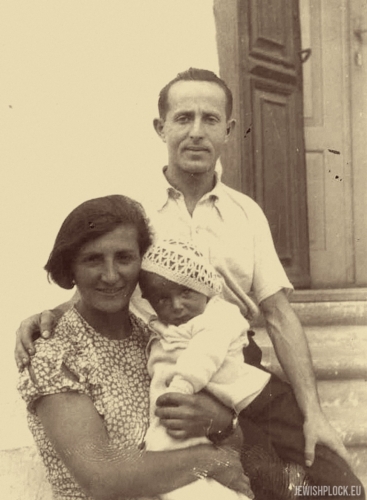 Ewa Guterman z mężem Symchą i synkiem Jakubem, Płock, lata 30. XX wieku (fotografia ze zbiorów prywatnych Jakuba Gutermana)