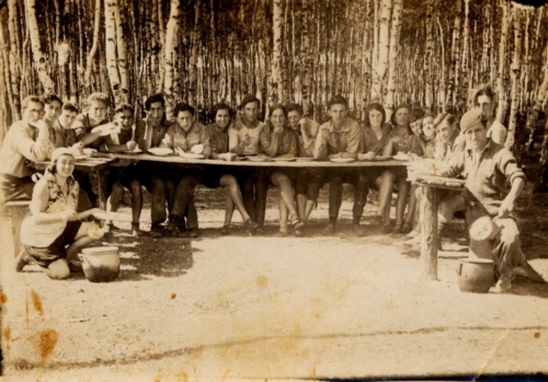 Członkowie młodzieżowej organizacji Frajhajt podczas obozu treningowego niedaleko Płocka, kilka miesięcy przed wyjazdem do Palestyny, 1932 r. (fotografia ze zbiorów Pniny Stern)