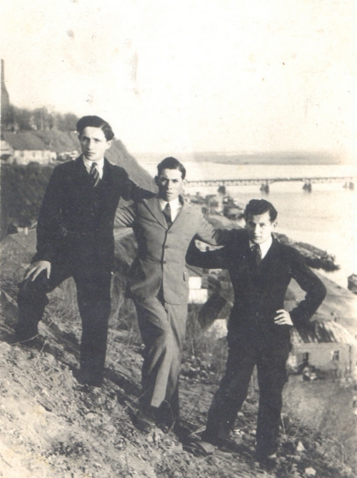 Mordka Nelkin (pierwszy z lewej) w towarzystwie znajomych, 1934 r.