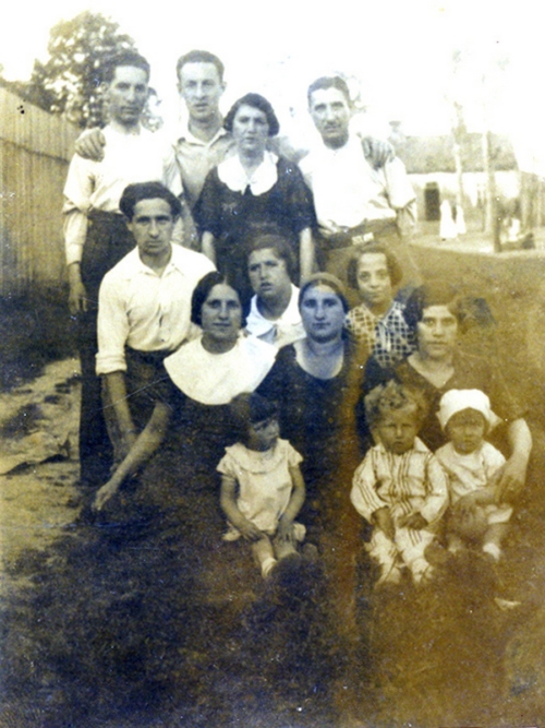 Mordka Nelkin (pierwszy z lewej strony w drugim rzędzie)