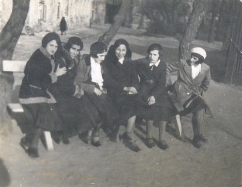 Anna Nelkin (pierwsza z lewej) z koleżankami (obok Anny siedzi Chaja Rechtman), 11 kwietnia 1933 r.