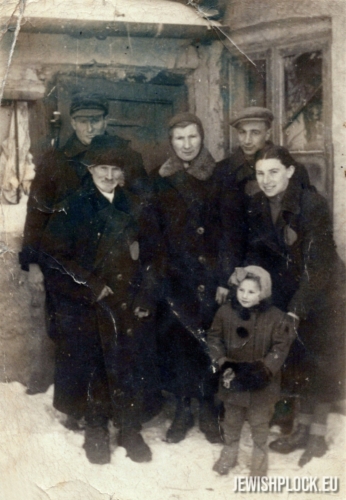 Chawa Papierczyk z Rachelką w towarzystwie Bajli Lichtensztajn, Icka Grosmana oraz (prawdopodobnie) Mojsze Lichtensztajna i Majera Grosmana.