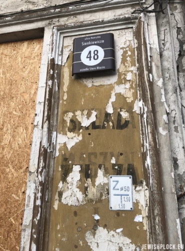 Fragmenty napisów reklamujących przedsiębiorstwo Sarnów na fasadzie kamienicy przy Sienkiewicza 48 (fot. Piotr Dąbrowski)