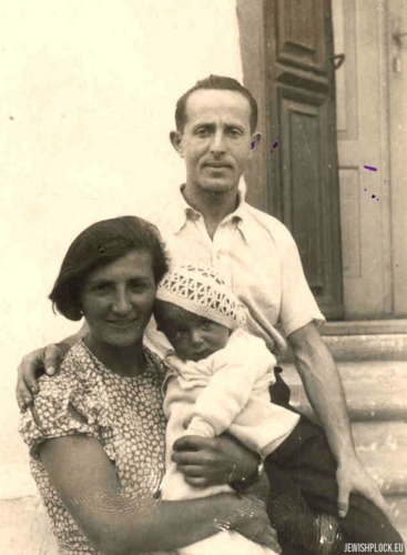 Symcha Guterman z żoną Ewą i synem Jakubem na schodach domu przy Sienkiewicza 64, lata 30. XX wieku