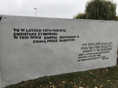 Mural upamietniający stary cmentarz żydowski w Płocku (fot. P. Dąbrowski) 