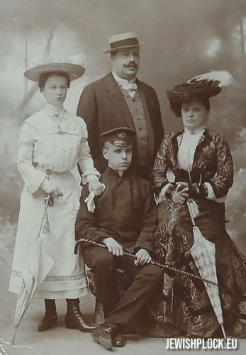 Izydor Szenwic z żoną Różą, córką Eugenią i synem Feliksem (fotografia ze zbiorów prywatnych Jakuba Pitery)