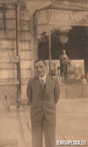 Henryk Wolman przez zakładem optycznym we Włocławku (fotografia ze zbiorów prywatnych Zuzanny Witwickiej)