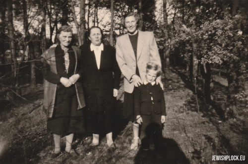 Barbara Olszewska w towarzystwie siostry Heleny (Chaji Fajgi), córki Emilii oraz wnuka Andrzeja (fotografia ze zbiorów prywatnych Zuzanny Witwickiej)